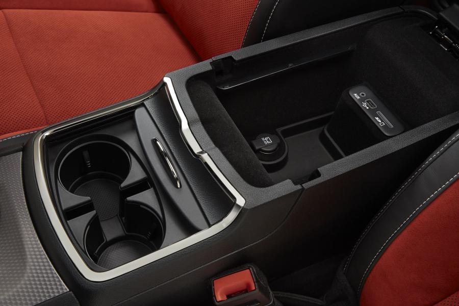 Детали интерьера Dodge Charger SRT Hellcat 2015 года  (фото 97 из 111)